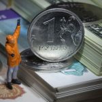 Рубль признали самой быстро дешевеющей валютой развивающихся стран