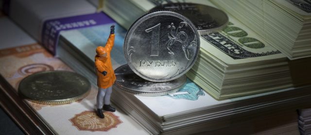 Рубль признали самой быстро дешевеющей валютой развивающихся стран