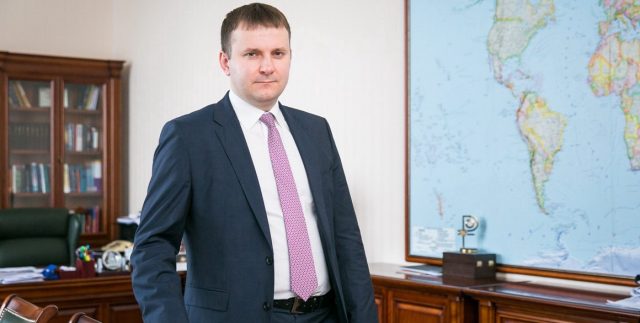 Орешкин понадеялся прожить 2017 год без резких скачков курса рубля